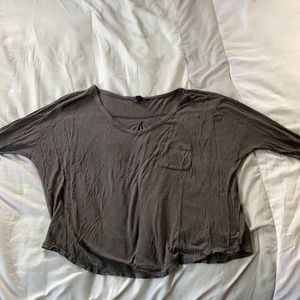 Cute dark grey American Eagle quarter sleeve shirt